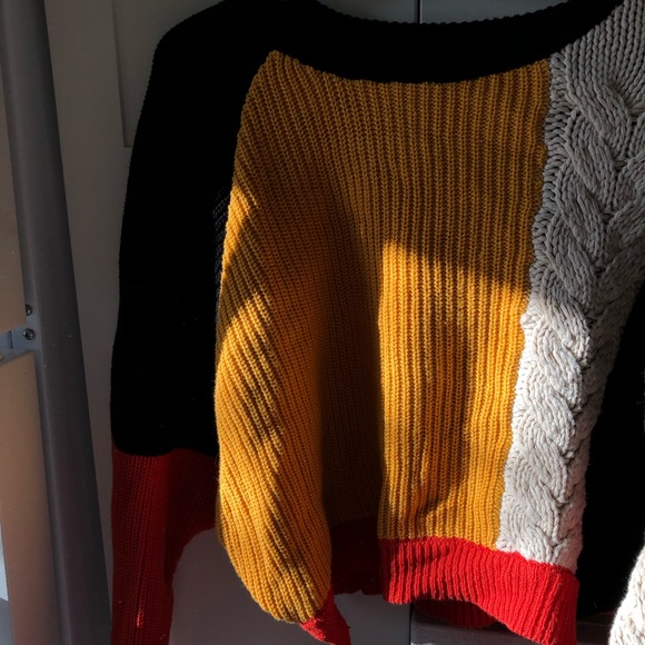 Cropped Block Sweater - Picture 3 of 6